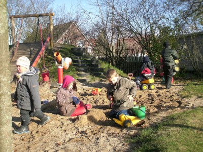 Kinder spielen im Sand