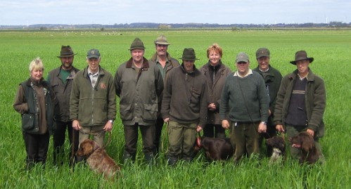Gruppenfoto von Jägern auf dem Feld
